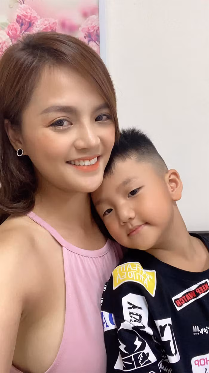 Sau ly hôn, nữ diễn viên "Hương vị tình thân" mất một thời gian chông chênh, suy sụp. Sau đó cô lấy lại thăng bằng, lao vào công việc và chăm sóc con trai.