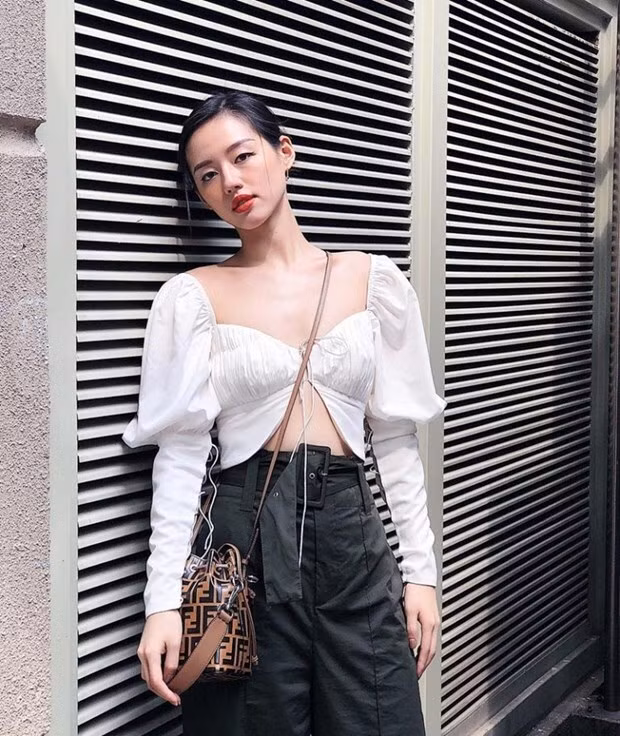 Dù sở hữu vòng 1 khiêm tốn nhưng với thiết kế áo trắng crop top tay bồng buộc dây ở giữa ngực, người mẫu Khánh Linh "The Face" vẫn khoe được vẻ đẹp gợi cảm hết nấc.