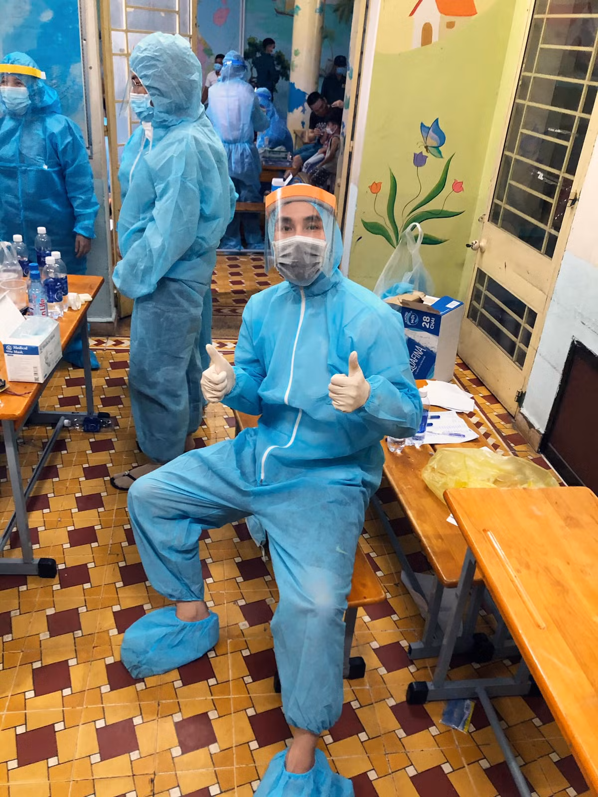 Trong đó, nam diễn viên Hoàng Phi Kha thu hút sự chú ý với câu chuyện đi làm tình nguyện viên ở tâm dịch của mình.