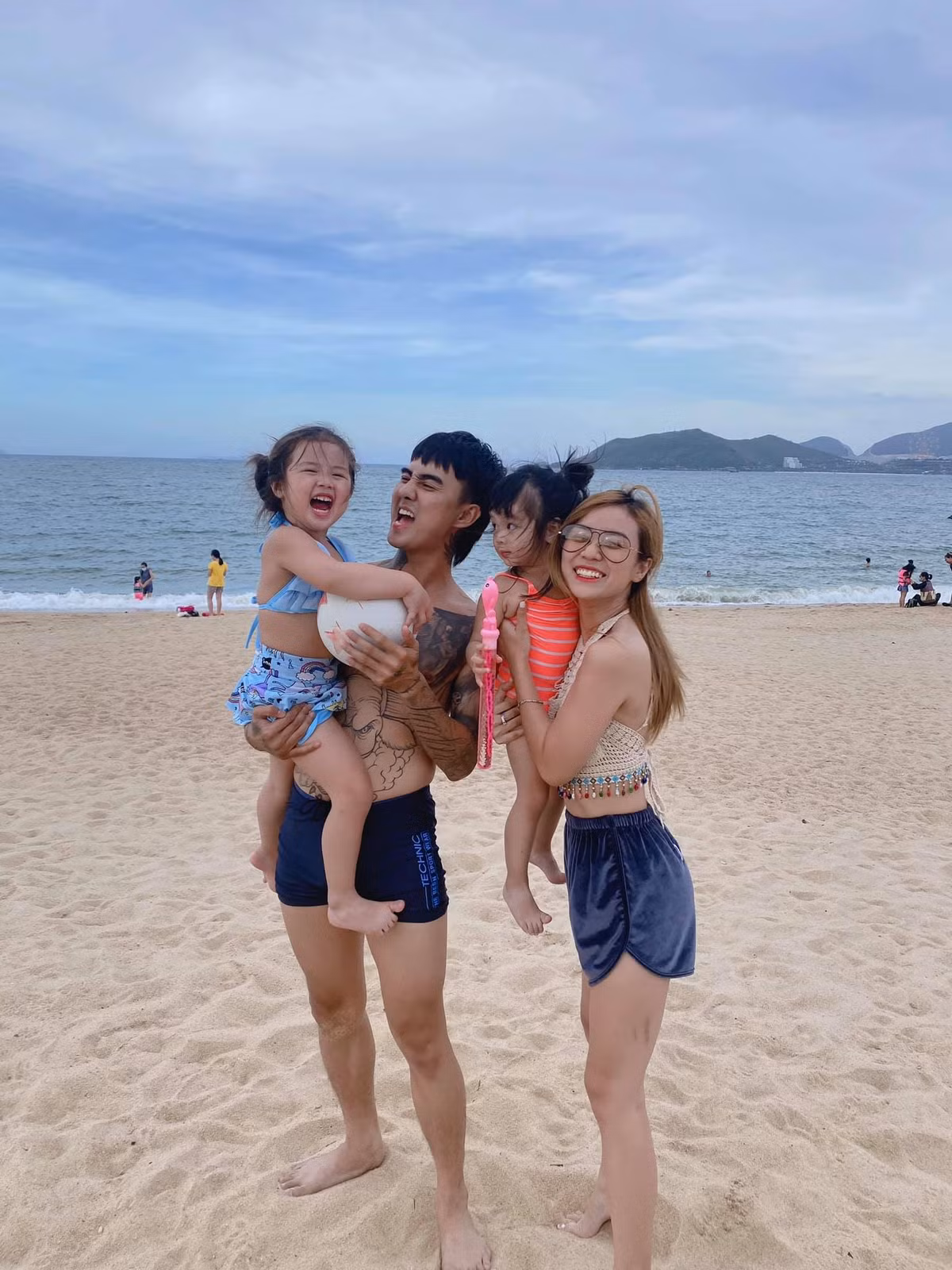Cả hai sau đó đều lên tiếng khẳng định đến với nhau khi đã đều độc thân. Cindy Lư cũng nêu quan điểm thà chết không làm "tiểu tam" và dành nhiều lời khen cho bạn trai mới.