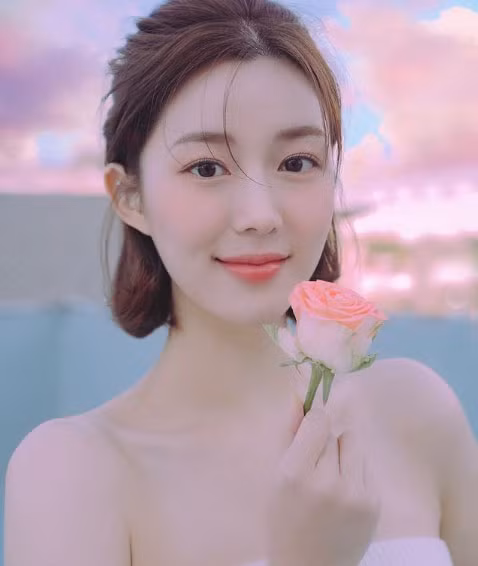 Lee Da In tốt nghiệp đại học Hanyang, khoa Sân khấu điện ảnh và từng tham gia một số bộ phim như: “The Fatal Encounter”, “Hwarang”, “My Golden Life”, “Alice”.