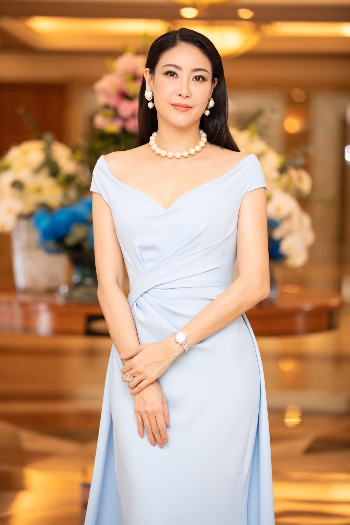 Ngoài bà nội là cháu chắt của vua Minh Mạng, ông nội Hoa hậu Hà Kiều Anh lúc còn sống là một đại tá quân đội, một nhà ngoại giao nổi tiếng, đại sứ Việt Nam tại Liên Hợp Quốc. Ông ngoại Vương Quốc Mỹ của cô trước đây là Thứ trưởng Bộ Xây dựng. Mẹ cô - bà Vương Kiều Oanh - là doanh nhân thành đạt, từng tốt nghiệp Đại học Bách Khoa Hà Nội và có thời gian làm giảng viên Đại học Kiến trúc TP HCM.