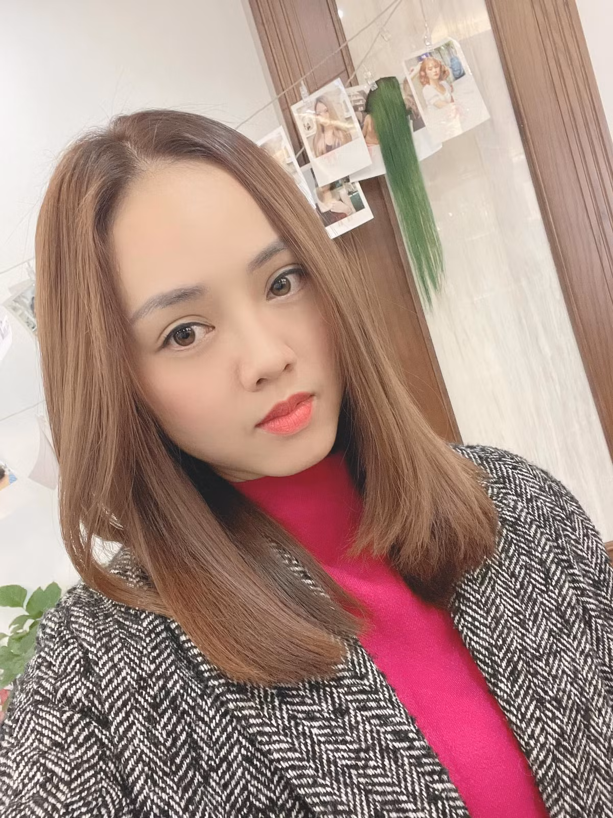 "Ngày xưa em hay mơ về ngôi nhà và những đứa trẻ. Bây giờ thì chỉ mơ về cái thẻ và những chuyến đi", bà xã Công Lý khoe ảnh tóc xinh đón Tết.