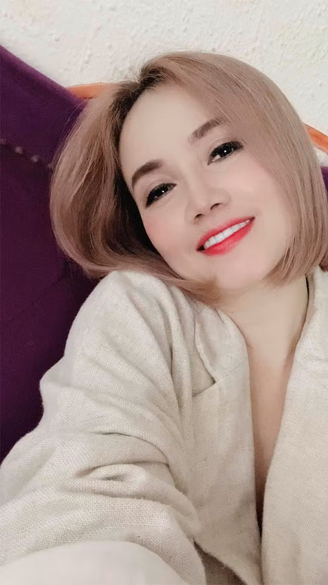 Con gái lớn của Hoàng Yến hiện đã 27 tuổi. Khi hai mẹ con đi với nhau nhiều người còn tưởng nhầm là chị em vì cô quá trẻ.