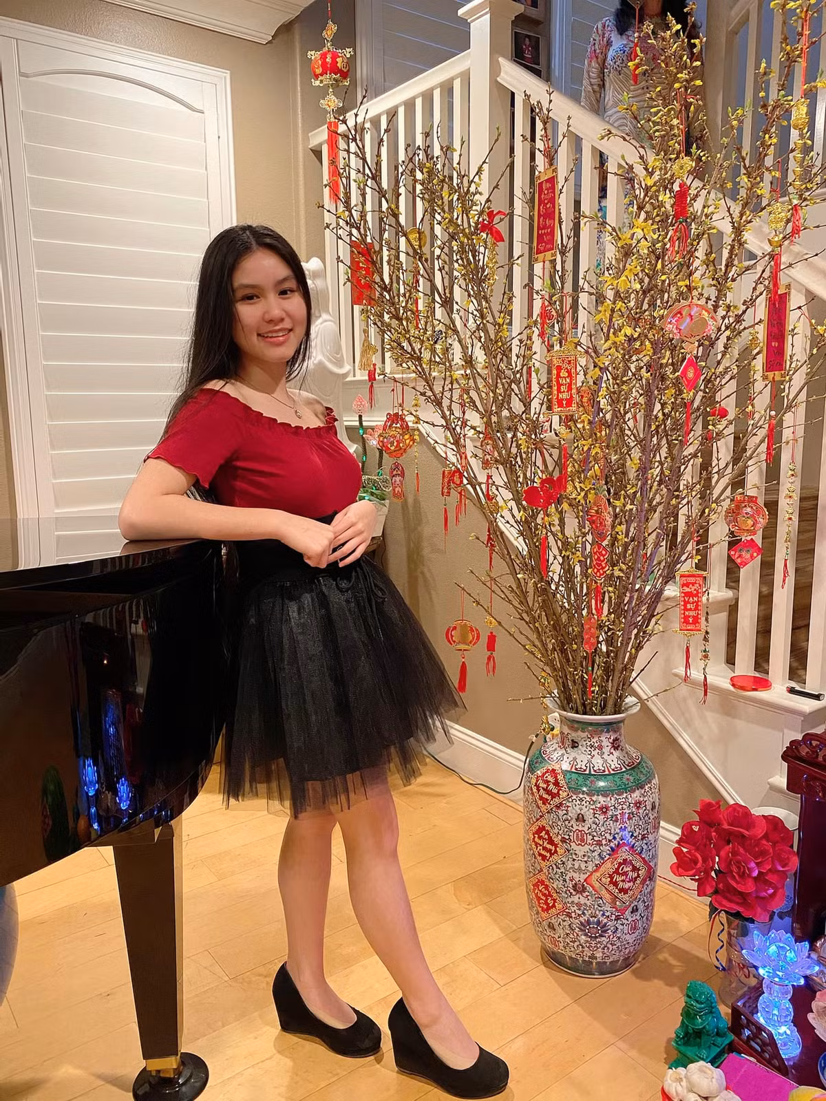 Hiện con gái nghệ sĩ cải lương Ngọc Huyền học song song hai chương trình văn hóa và âm nhạc.