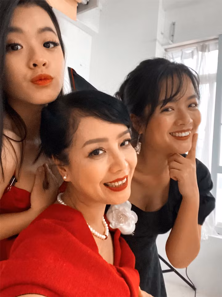 Nữ diễn viên Chiều Xuân có hai cô con gái, con gái lớn có khuôn mặt giống bố, nhạc sĩ Đồ Hồng Quân còn con gái út Hồng Khanh giống mẹ.