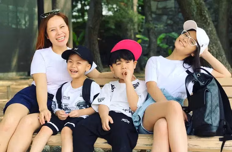 Bảo Anh chững chạc chụp ảnh cùng mẹ và hai em trai.