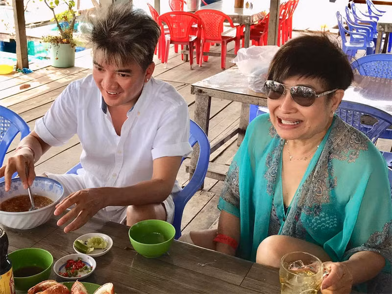 Khoanh khac dinh nhu sam cua Dam Vinh Hung va vo hon 17 tuoi
