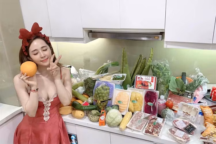 Không chỉ khi ra ngoài, ở nhà, diễn viên Quỳnh Nga cũng chọn những bộ váy rất sexy như thế này.