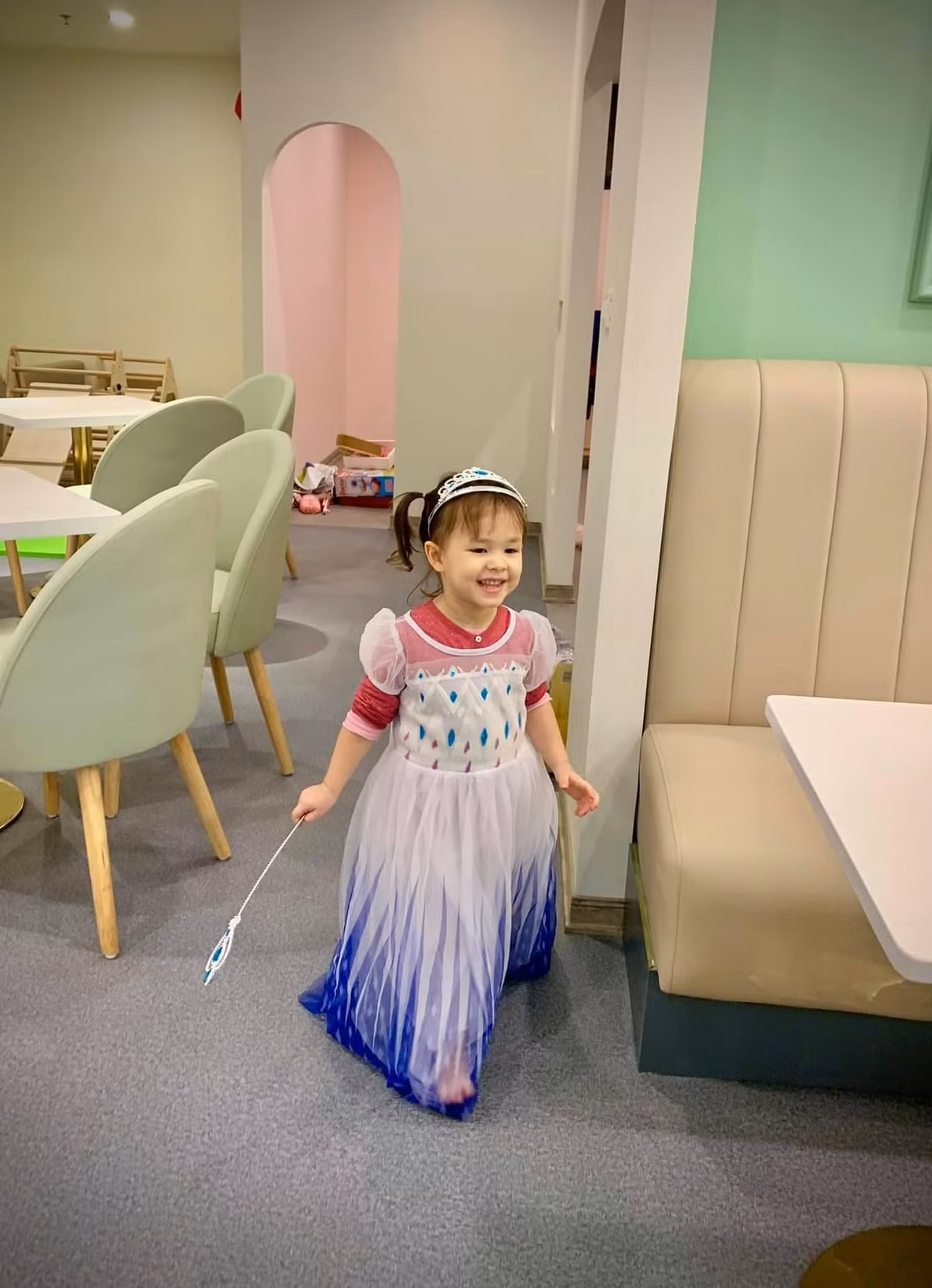 Thừa hưởng chiều cao từ bố và gương mặt đẹp từ mẹ, con gái của Lan Phương và chồng Tây cao 2m càng lớn càng xinh xắn và dễ thương.