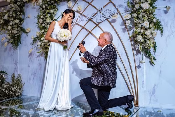 Cổ Ngân và bạn trai tỷ phú đã đính hôn và dự kiến tổ chức đám cưới ở Mỹ trong năm nay. Tuy nhiên, vào tháng 4 vừa qua, người đẹp 9X bất ngờ tuyên bố cả hai đã chia tay do mâu thuẫn gay gắt.