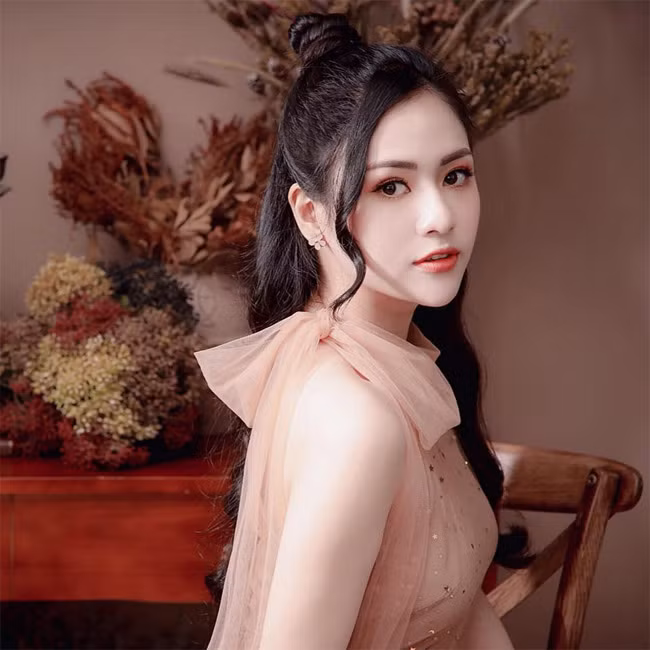 Ngoài đời nữ diễn viên "Hương vị tình thân" là người hiền lành, thích phong cách ăn mặc kín đáo.
