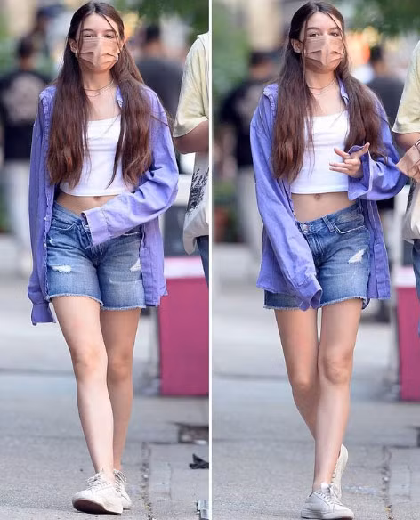 Ở tuổi thiếu niên, Suri ăn vận theo style giản dị của mẹ chứ không khoác lên mình những bộ đồ hiệu đắt tiền như lúc bé.