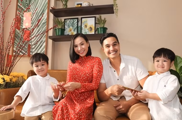 Nam diễn viên Baggio và bà xã Quỳnh Trâm cũng có hai con trai sinh đôi, bé Ben - Liam. Theo chia sẻ của Quỳnh Trâm thì Ben quấn mẹ còn Liam lại bám bố.