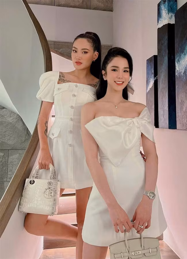 Người đẹp sinh năm 1989 cùng các bạn thân quảng bá các mẫu thời trang mới do chính cô thiết kế, kinh doanh.