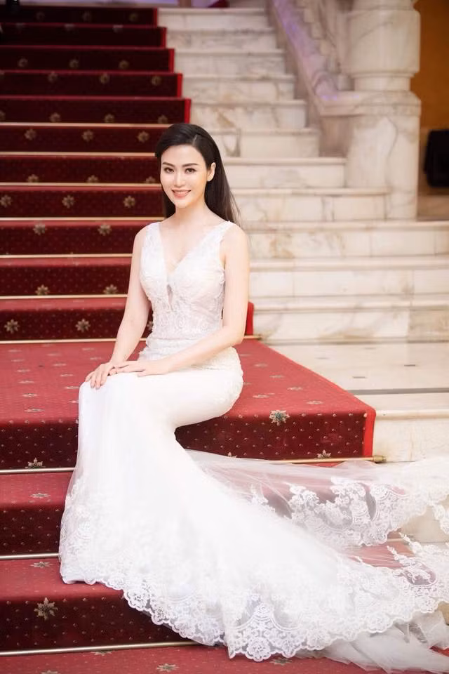 Vóc dáng và khuôn mặt của Thu Thủy ở tuổi trung niên còn đẹp hơn cả khi cô mới lên ngôi hoa hậu.