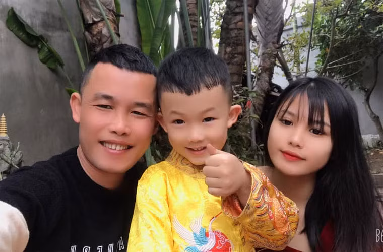 Hân Huyền chụp ảnh cùng bố và em trai cùng cha khác mẹ.