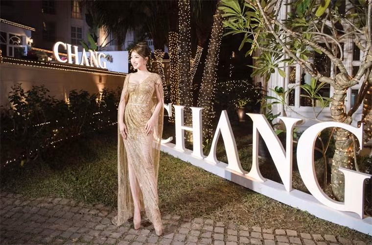 Chiếc váy lóng lánh ánh vàng cực kỳ quyến rũ được Lý Thùy Chang chọn mặc trong một sự kiện ra mắt thương hiệu của cô.