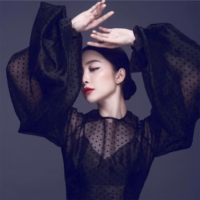 Không sở hữu ba vòng nóng bỏng nhưng Linh Nga lại có thần thái sang chảnh và cuốn hút.