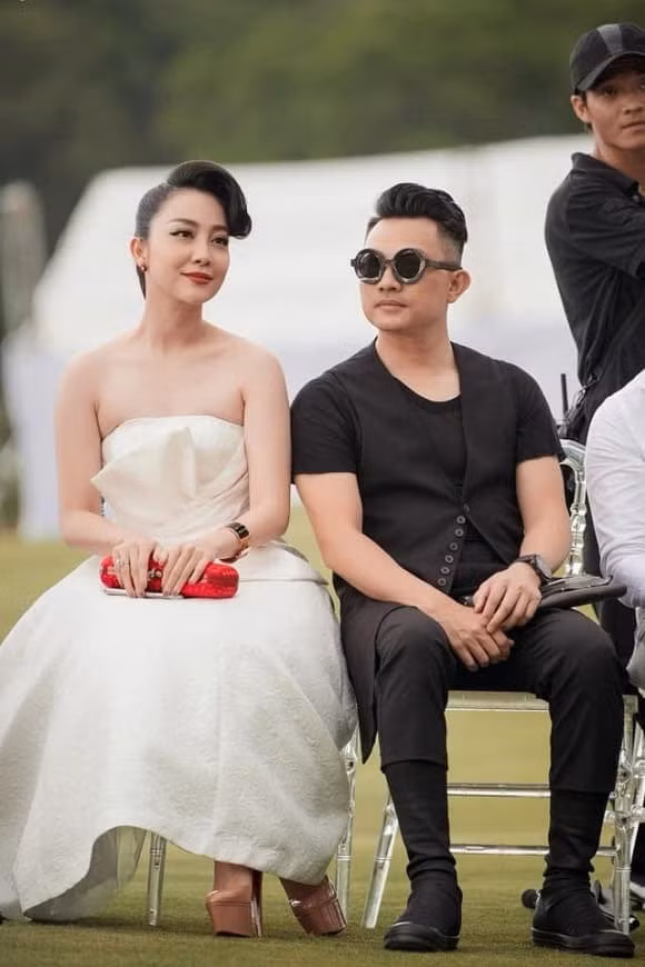 Sau khi ly hôn chồng, Linh Nga bị tố là kẻ thứ ba phá vỡ hạnh phúc gia đình của một nữ MC tên T.H và chồng tên Tuấn Moon, chủ hệ thống nhà hàng bít tết nổi tiếng ở Hà Nội và TP.HCM. Hai người được cho là cặp kè khi vợ của Tuấn sang Mỹ sinh con.