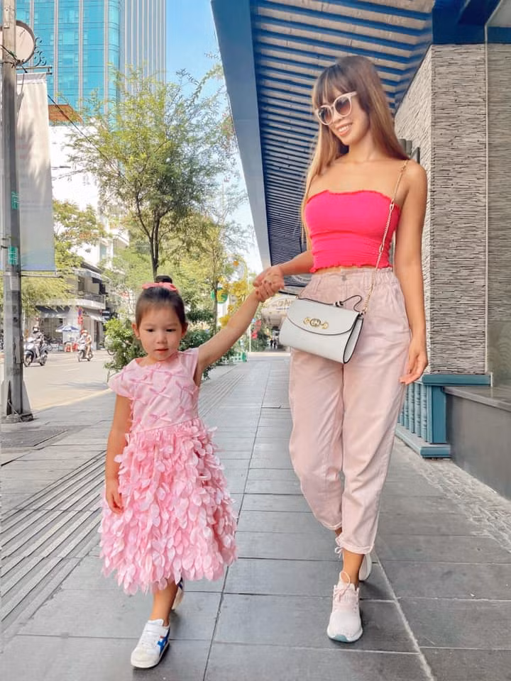 Thừa hưởng gen di truyền từ bố mẹ, con gái của Hà Anh và chồng ngoại quốc sở hữu chiều cao vượt trội so với các bạn cùng trang lứa.