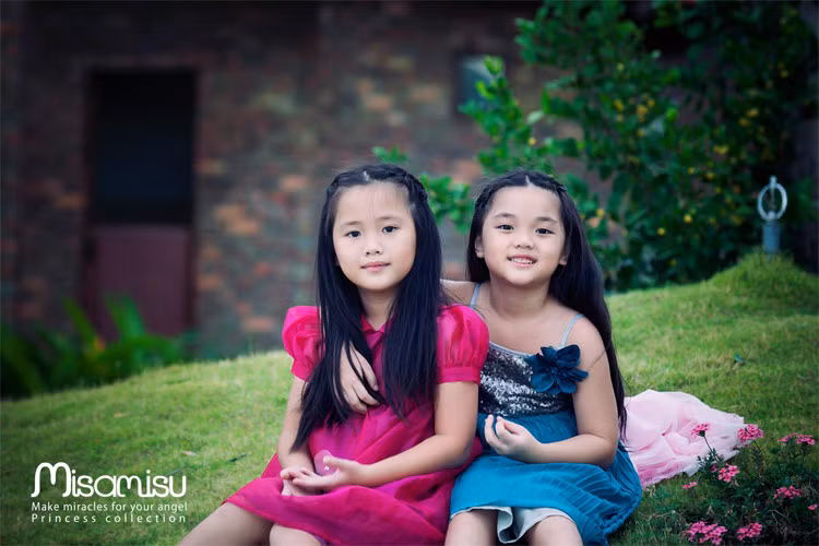 Hai con gái Mỹ Lệ từ nhỏ đã xinh đẹp và đáng yêu.