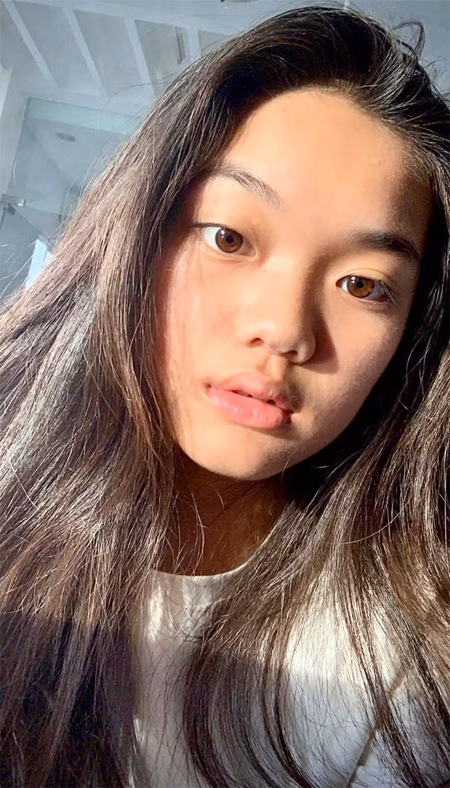 Còn cô con gái thứ hai Jennifer lại có nét đẹp cá tính và rất tây.