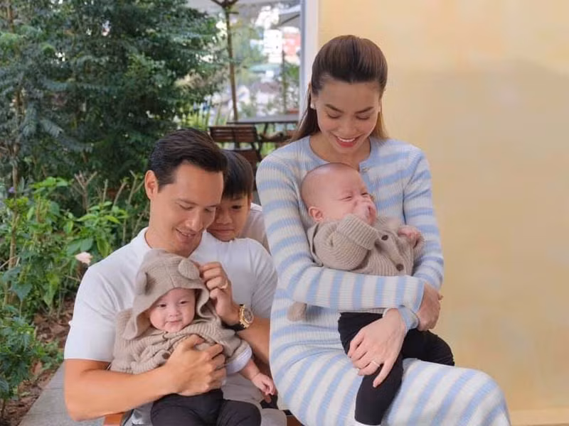 Kể từ khi vợ sinh con, nam diễn viên gốc Thụy Điển luôn xuất hiện với hình ảnh ông bố bỉm sữa.