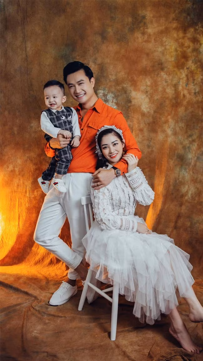 Trong một cuộc phỏng vấn với Vietnamnet, Tiến Lộc thừa nhận anh là người sợ vợ. "Tôi sợ vợ chứ, nhưng sợ ở đây nghĩa là tôn trọng. Tôi sợ vợ không vui, sợ vợ hiểu lầm về mình. Chính vì vậy, bản thân mình càng cần phải sống nghiêm chỉnh hơn. Hơn nữa phụ nữ đã phải hy sinh nhiều rồi nên tôi thấy mình càng nên yêu và tôn trọng vợ thật nhiều".