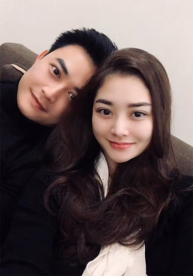 Theo chia sẻ của Tiến Lộc, vợ anh không hề ghen mỗi khi thấy chồng đóng cảnh nóng, hôn bạn diễn nữ. Thậm chí trong phân đoạn anh cưỡng bức Khả Ngân trong " 11 tháng 5 ngày", Hồng Nga còn cười không ngừng.