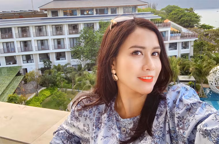 Trúc Mai vào vai Trâm, người yêu của ông Tín (Trọng Trinh), trong phim “ Hãy nói lời yêu”.