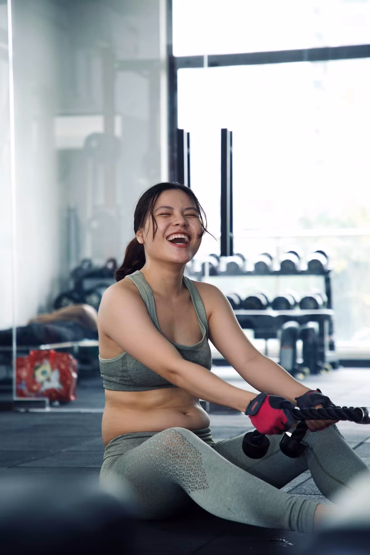 Ánh Tuyết vẫn giữ ngoại hình của nhân vật ra ngoài đời trong một thời gian để sống thử cuộc sống của một cô gái xấu xí như Diệp, từ đó nhập vai tốt hơn. Hiện, nữ diễn viên "Hương vị tình thân" đang nỗ lực luyện tập để lấy lại vóc dáng sexy như ban đầu.