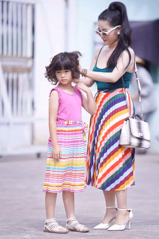 Thời gian cùng mẹ Thúy Nga về Việt Nam, Nguyệt Cát đã nhanh chóng hòa nhập với cuộc sống mới bên những người thân ở quê hương.