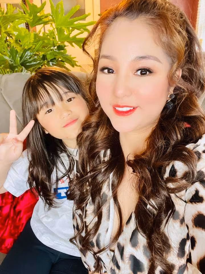 Theo chia sẻ của Thúy Nga, con gái Nguyệt Cát rất ngoan, hiểu mẹ và có sở thích liên quan đến nghệ thuật.