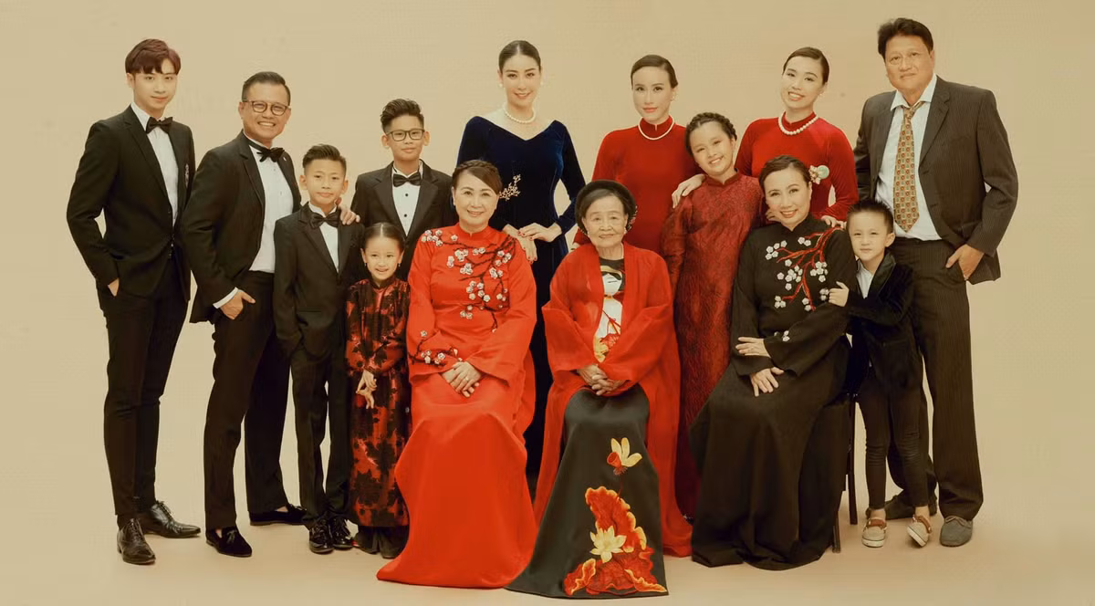 Mới đây, nhân Ngày gia đình Việt Nam, "Hoa hậu trẻ nhất lịch sử" tự hào khoe niềm hạnh phúc vì có nhiều gia đình để yêu thương. Trong ảnh là gia đình bên ngoại của Hà Kiều Anh.