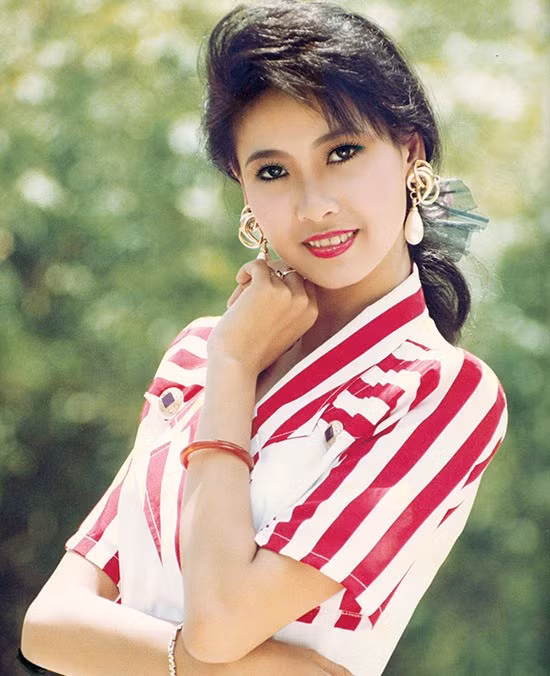 Chia sẻ trong “Phụ nữ quyền năng”, Hà Kiều Anh cho biết, trên chuyến tàu vào Nam, mẹ của cô đã bị mất cắp hết sạch tiền bạc. Hai mẹ con bắt đầu lập nghiệp từ hai bàn tay trắng.