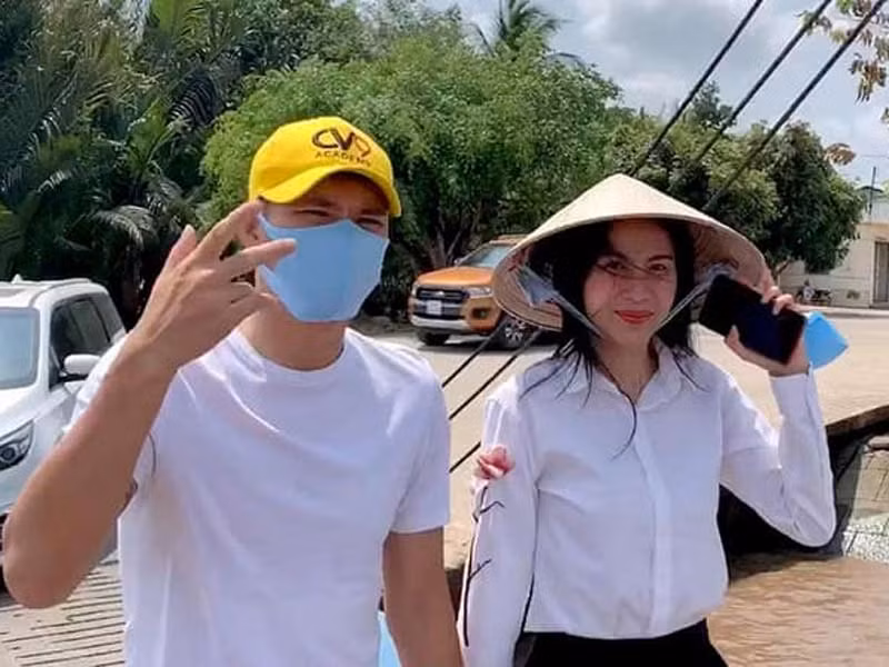 Đến đợt cứu trợ thứ hai, Công Vinh đã hộ tống vợ trên mọi nẻo đường miền Trung không ngại nắng, mưa vì anh không an tâm khi vợ đi vào vùng lũ một mình.