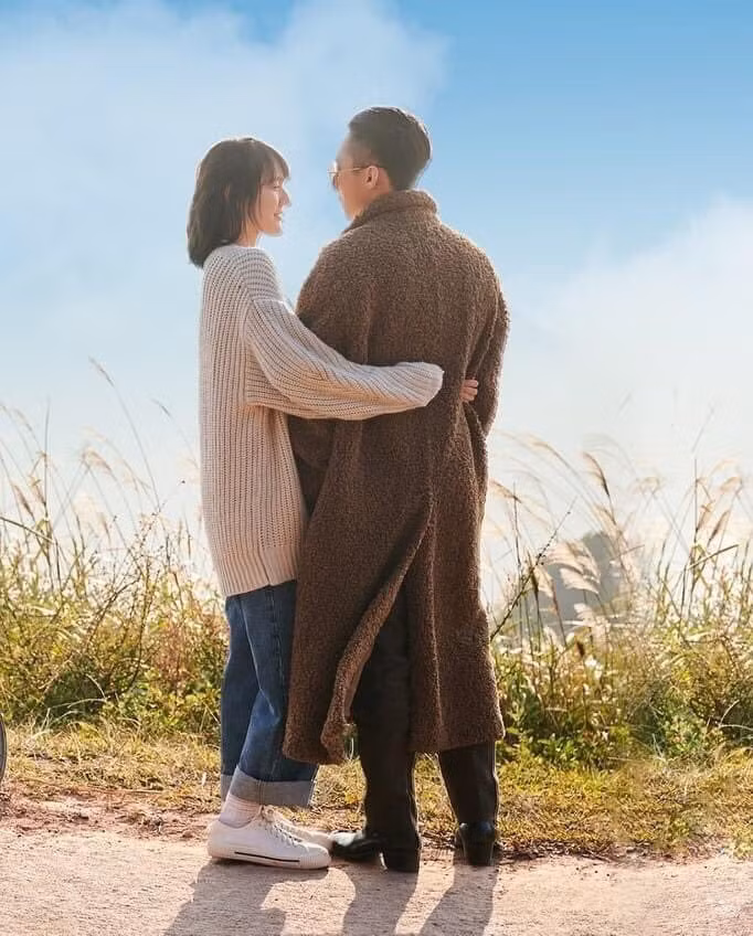 Ánh mắt tình tứ, những cái ôm eo tình cảm của cặp đôi khiến fan và cư dân mạng dậy sóng.