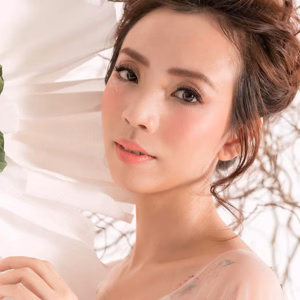  Thu Trang xuất thân trong một gia đình tiểu thương giàu có ở TP.HCM nên tuổi thơ của cô đúng nghĩa là một tiểu thư sống trong nhung lụa, giàu sang.