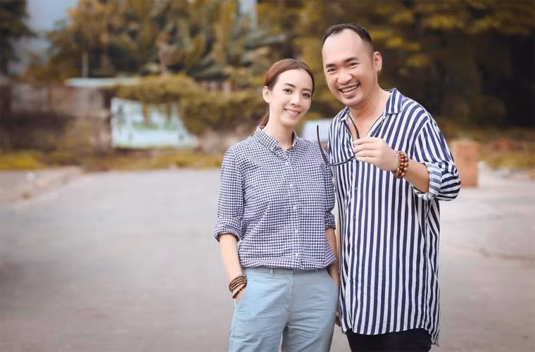Thu Trang và chồng còn biết cả mật khẩu điện thoại của nhau. "Rất may mắn là giữa chúng tôi không có gì để giấu qua điện thoại, anh Tiến Luật biết mật khẩu điện thoại của tôi và ngược lại vì cơ bản chúng tôi không có gì để giấu nhau, nên việc đó rất thoải mái…".