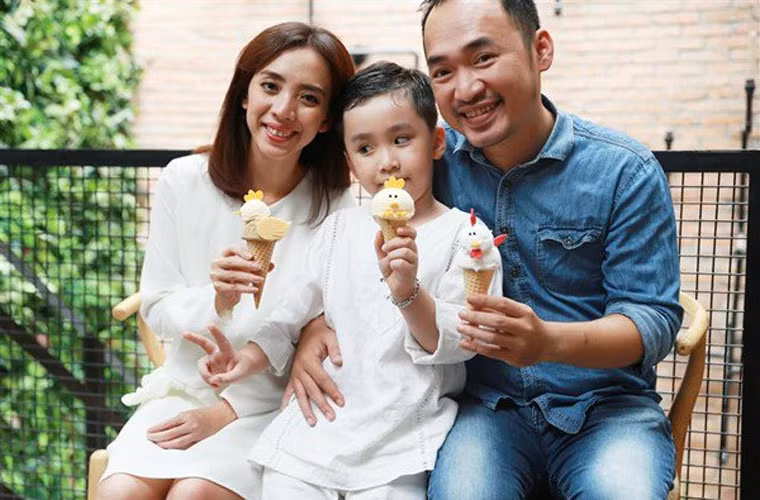 Thành công trong sự nghiệp, Thu Trang còn khiến nhiều người ghen tị vì có một gia đình hạnh phúc bên nam diễn viên Tiến Luật và con trai.