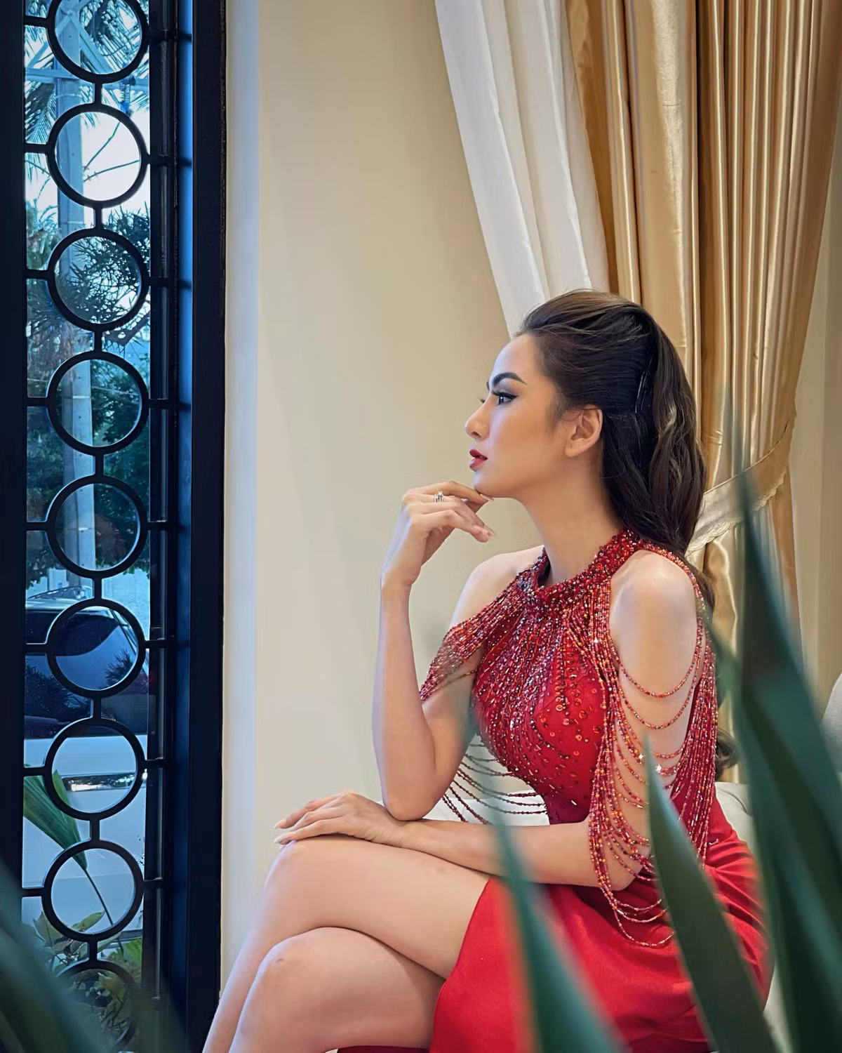 Nàng Hậu chăm chỉ khoe vóc dáng ngày càng gợi cảm qua những trang phục cắt xẻ sâu.