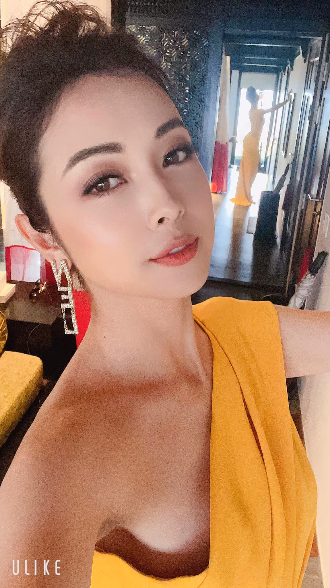 Trong bức ảnh selfie ở hậu trường, "Hoa hậu 4 con" Jennifer Phạm để lộ thân hình đồng hồ cát qua gương khiến fan phải trầm trồ bởi vóc dáng hoàn hảo. Dù vậy, mỹ nhân sinh năm 1985 đăng dòng chú thích có phần khiêm tốn: "Nhìn vậy mà không phải vậy...".