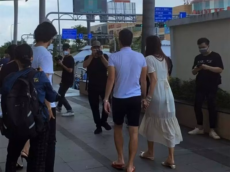Hình ảnh hai vợ chồng dắt tay nhau tới ngân hàng sao kê được nhiều người chia sẻ trên mạng xã hội.