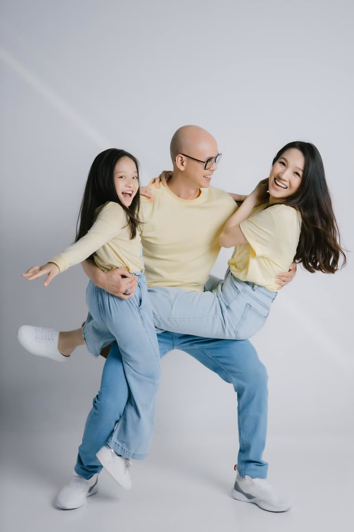 Từng là ca sĩ, diễn viên, thế nhưng sau khi lập gia đình, bà xã Phan Đinh Tùng rút khỏi làng giải trí để dành thời gian chăm sóc gia đình và thử sức ở lĩnh vực kinh doanh. Chị trở thành hậu phương vững chắc để chồng yên tâm phát triển sự nghiệp.