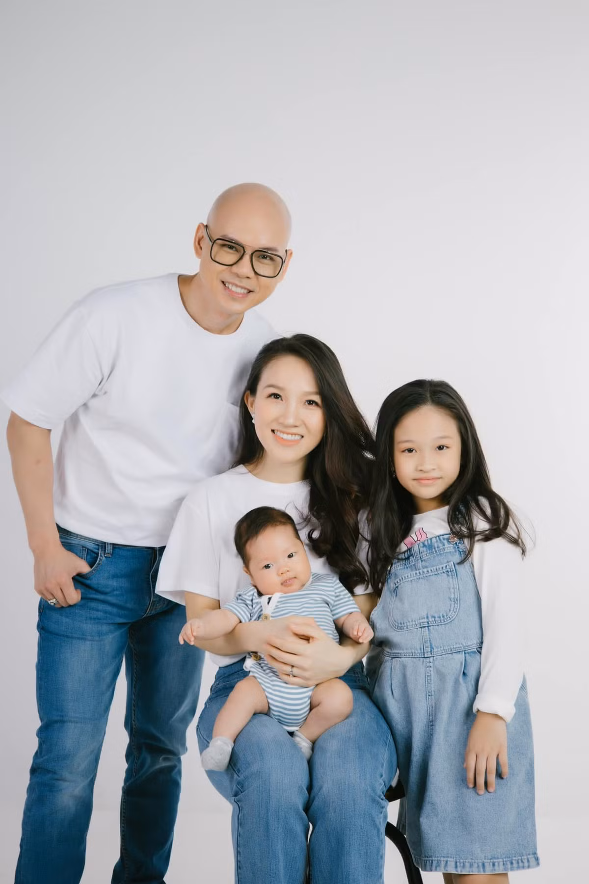 Hai con nhà Phan Đinh Tùng thừa hưởng nhiều nét đẹp nổi bật của bố mẹ. Bản thân giọng ca sinh năm 1975 cũng phải "gật gù" công nhận các con rất khéo chọn gen trội, nhất là mái tóc. Anh từng cho biết cả Noel và Noal đều sở hữu mái tóc đen mượt giống mẹ.