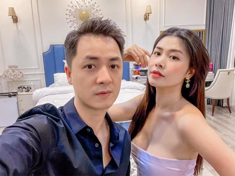 Hỗ trợ tài chính từ gia đình giúp Đăng Khôi toàn tâm toàn ý với nghệ thuật và vợ chồng anh có cuộc sống rất thoải mái.