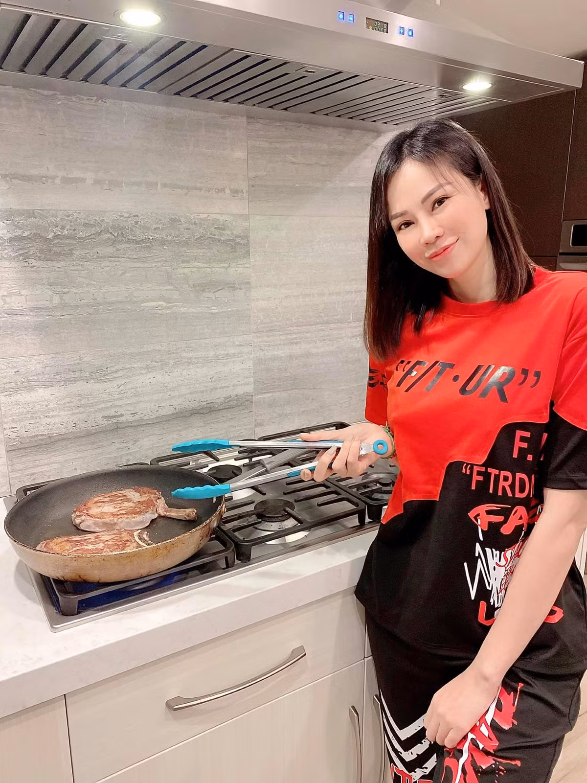 Không chỉ xinh đẹp, Đào Lan Phương còn khiến con trai tỷ phú Hoàng Kiều si mê vì giỏi nấu ăn. Xem video "Tỷ phú Hoàng Kiều tuyên bố chia tay Ngọc Trinh". Nguồn VTC