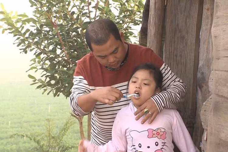 Cô bé Gia An (Suti) nhõng nhẽo trong chương trình "Bố ơi! Mình đi đâu thế" năm 2014. Lúc đó Suti mới được 5 tuổi và bé nhất trong số các bé tham gia chương trình mùa đầu. (Ảnh: VOV)