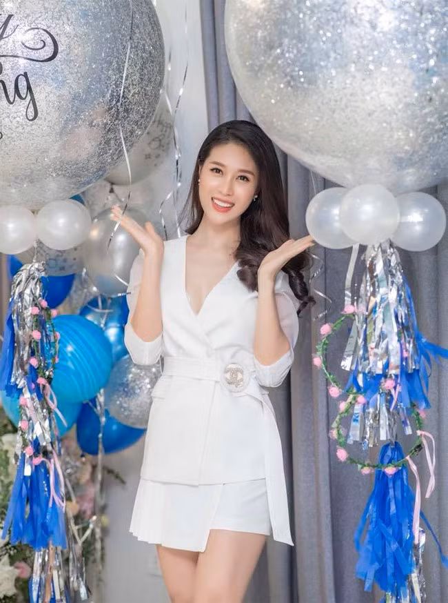 Ngoài “Làng ế vợ”, người đẹp Tuyên Quang còn tham gia phim hài “Đại gia chân đất”.